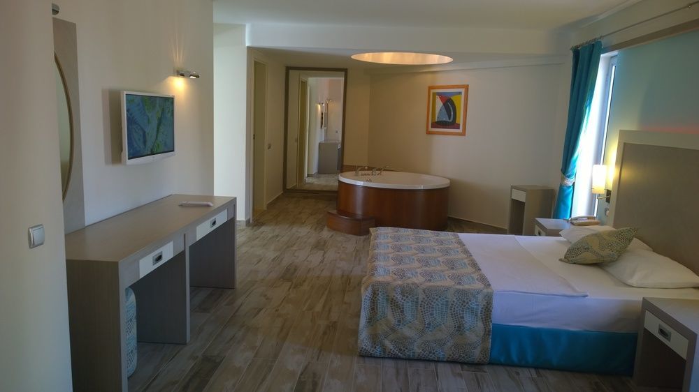 Costa Queen Suites Gümbet Exterior foto